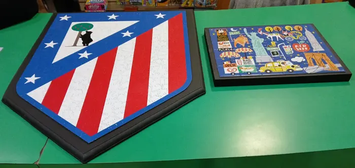 Rompecabezas del escudo del Atlético de Madrid cortado a su forma y otro de Nueva York